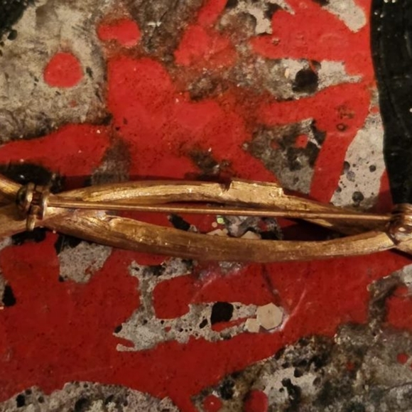 Vintage gold tone Judy Lee brooch - Picture 2 of 2